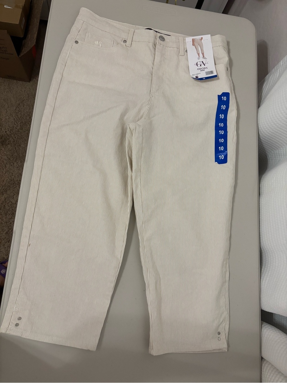 NWT Gloria Vanderbilt Amanda Narrow-Striped Beige Capris